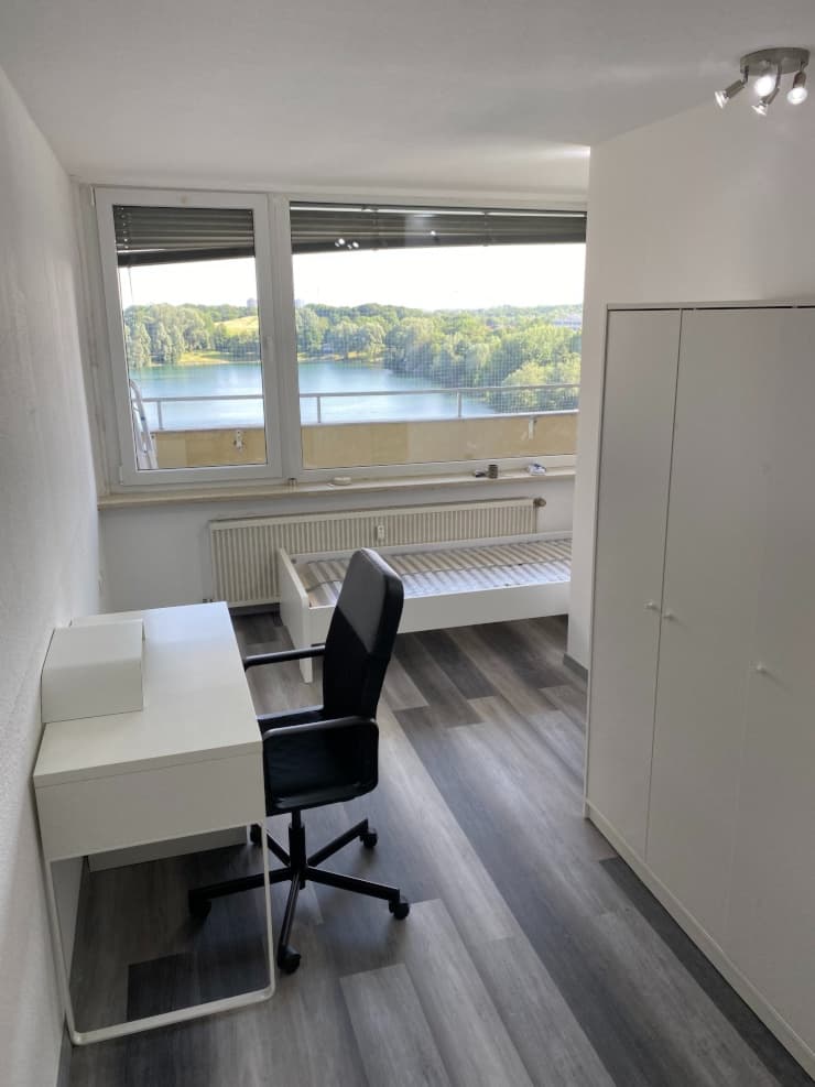 Furnished room in a shared apartment with a fantastic view of the lake